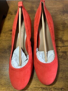 New Naturalizer Women's Dalee Pump Size 5 1/2  Orange suede